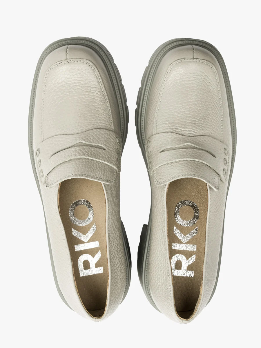 Szare mokasyny na obcasie