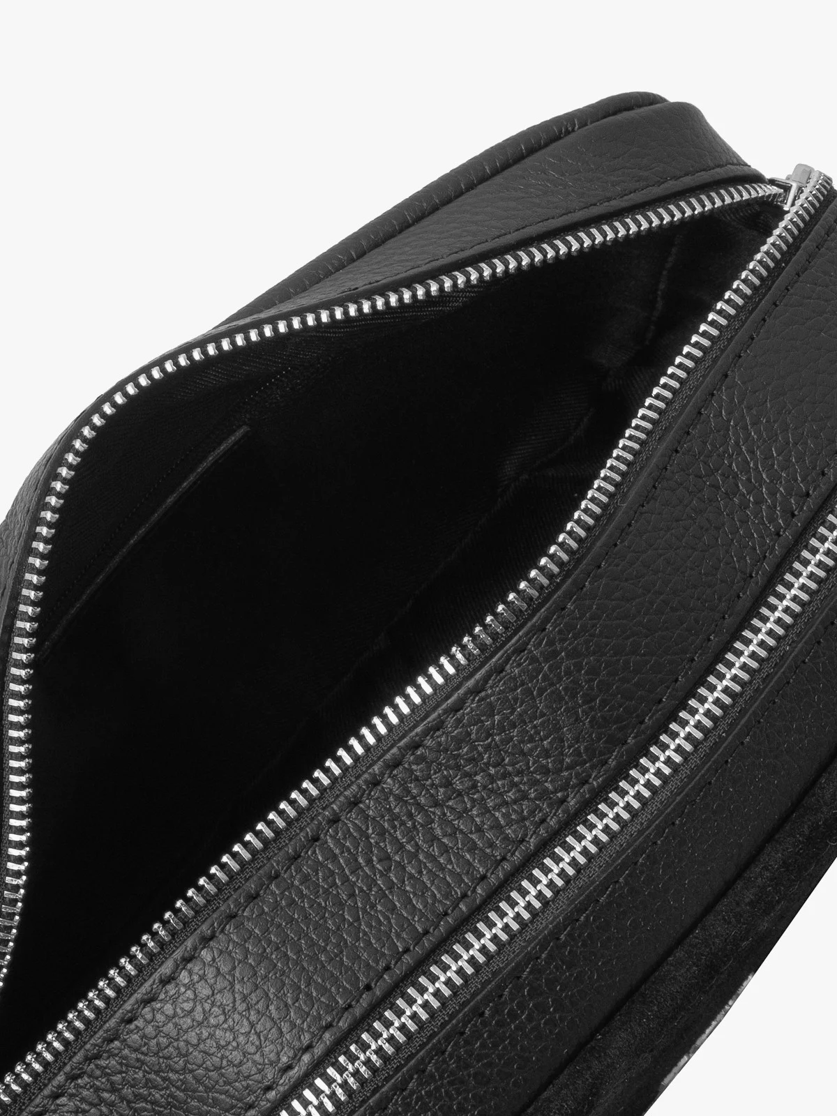 Czarna torebka listonoszka średniej wielkości