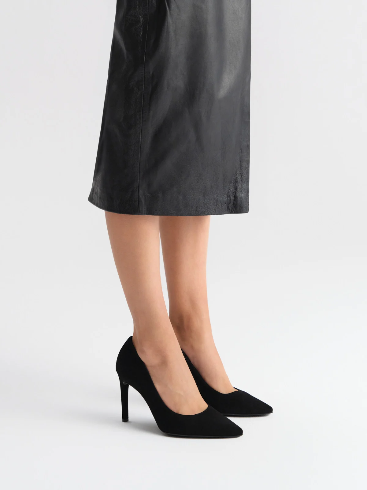 Czarne, welurowe czółenka na wysokiej szpilce