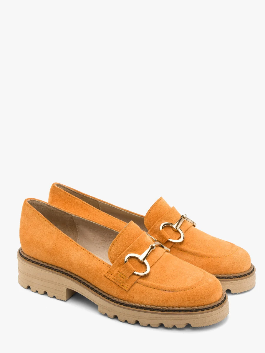 Pomarańczowe mokasyny ze złotą ozdobą