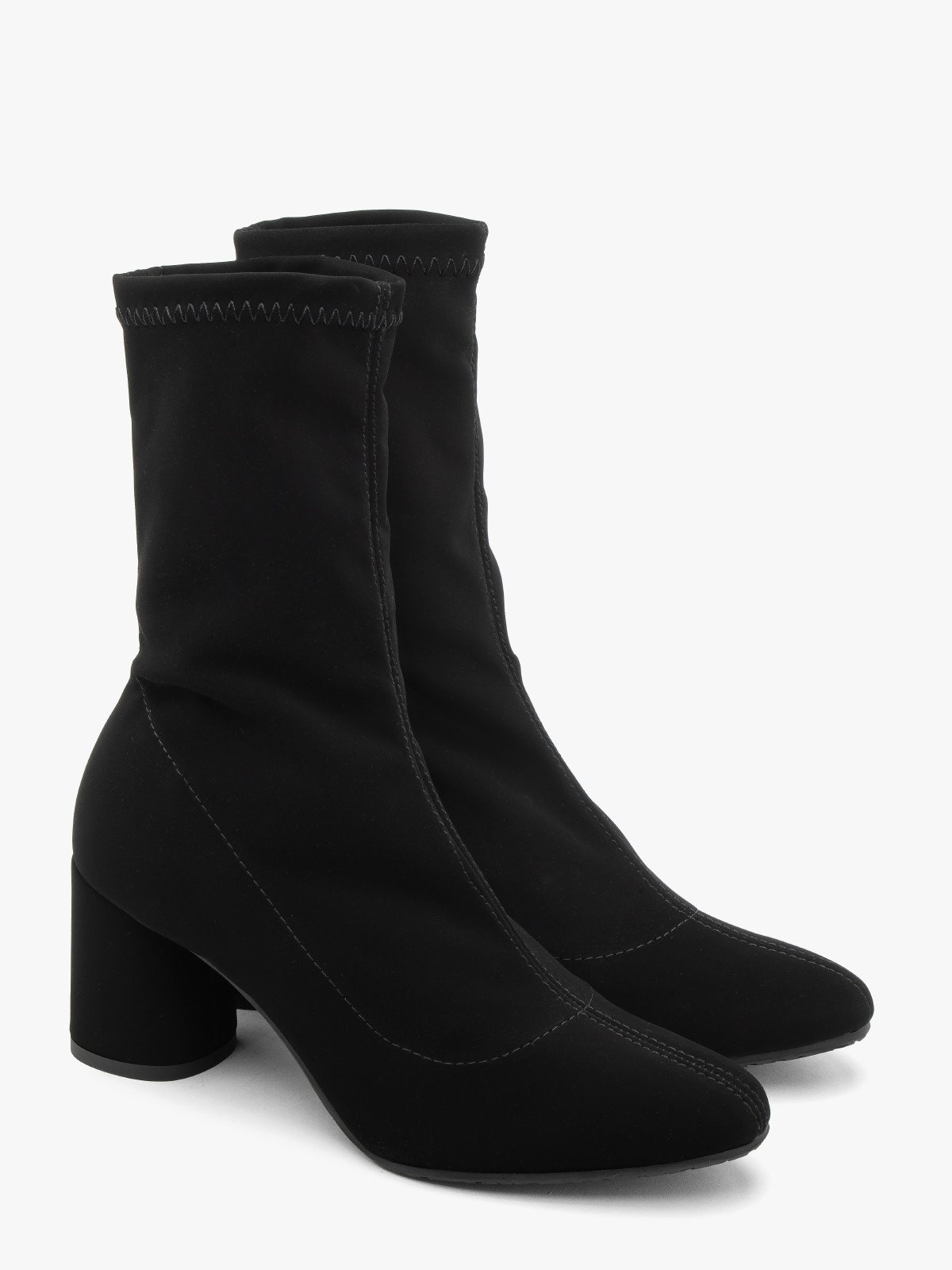 Elastyczne, czarne botki na okrągłym klocku