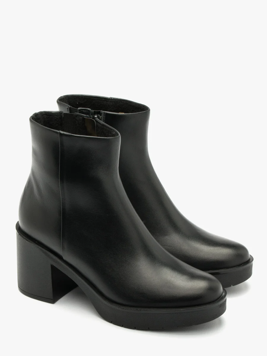 Czarne ocieplane kożuchem naturalnym botki na masywnym obcasie