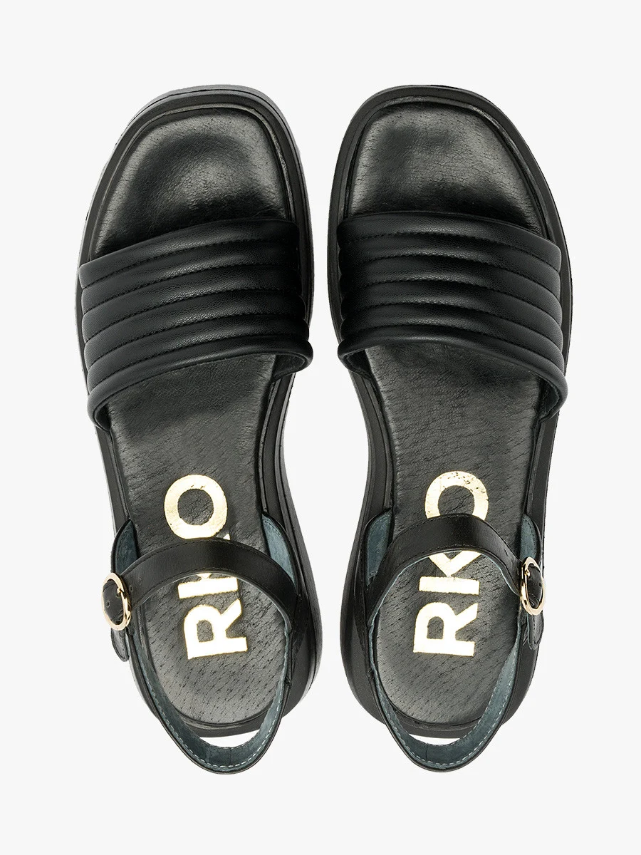 Czarne sandały ze złotą sprzączką