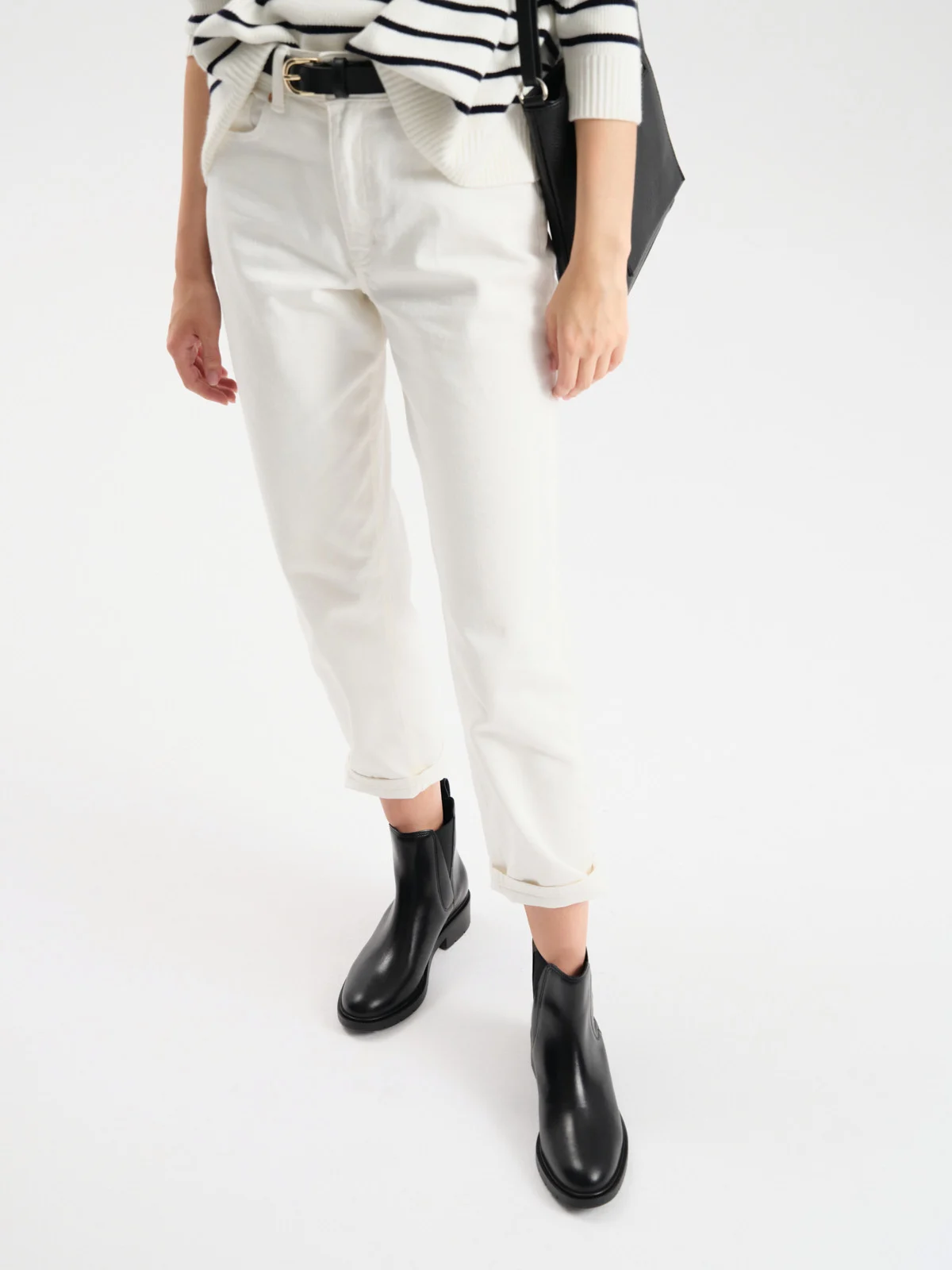 Czarne sztyblety damskie z dekoracyjnym cięciem przy gumie