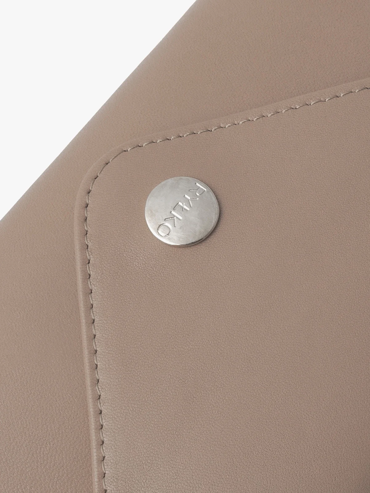 Beżowa torebka kopertówka z łańcuszkowym paskiem