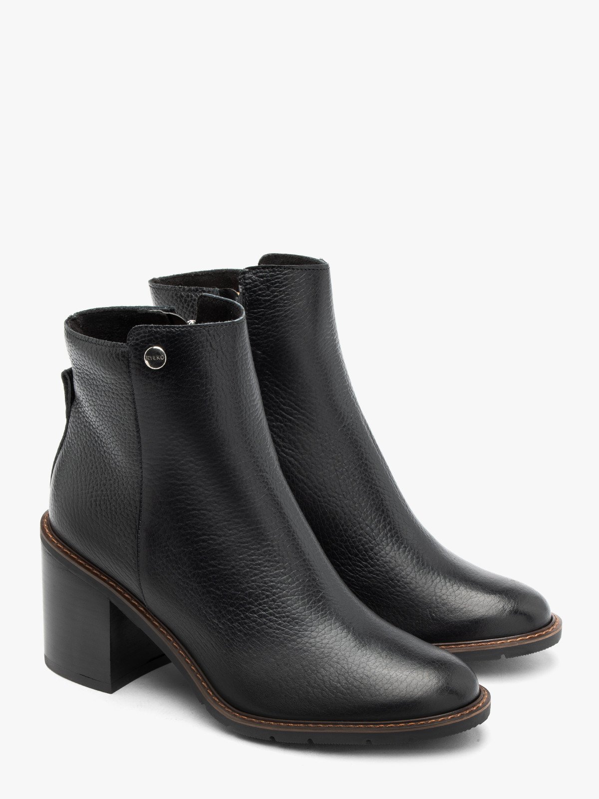 Klasyczne, czarne botki na klocku