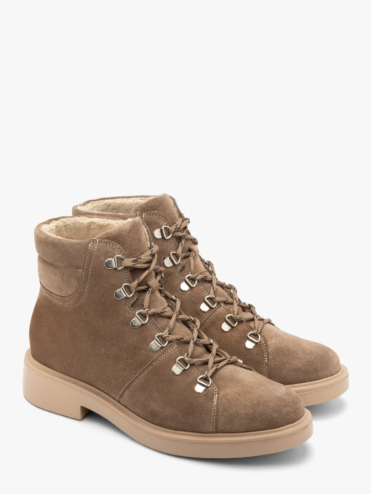 Welurowe trzewiki z dekoracyjnymi hakami oraz sznurówką