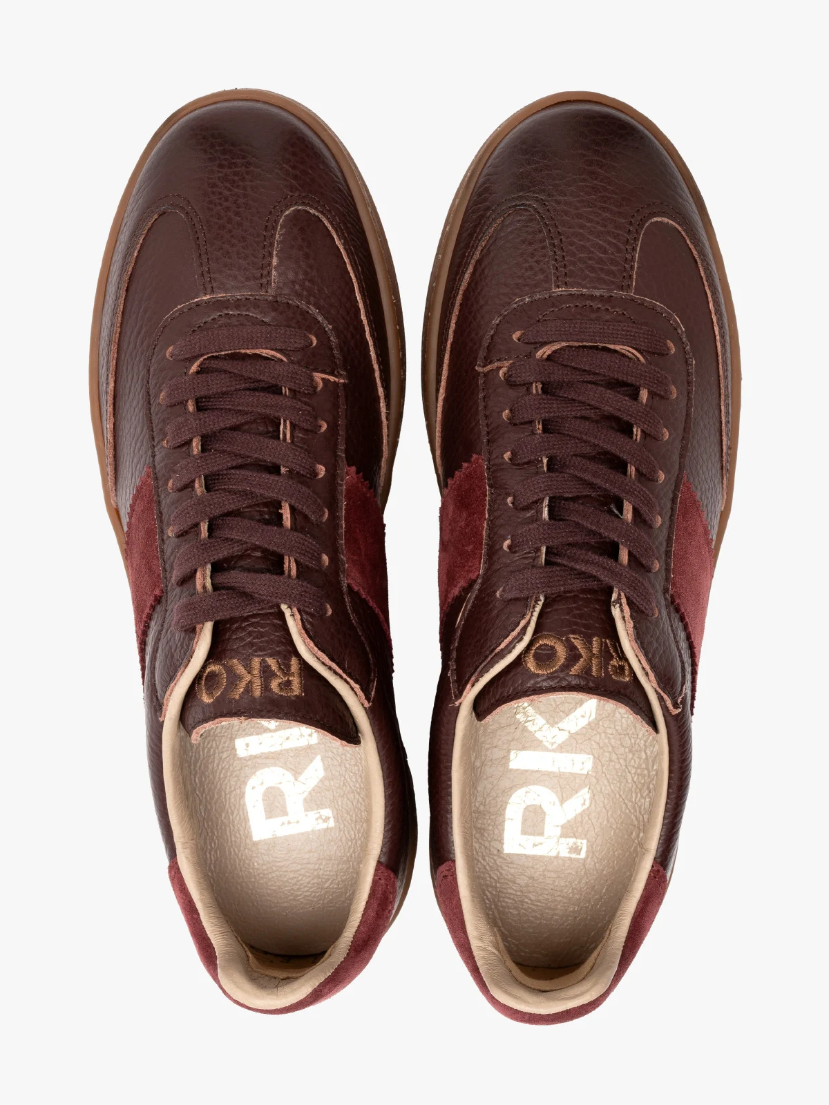 Bordowe półbuty damskie w sportowym stylu na płaskiej podeszwie