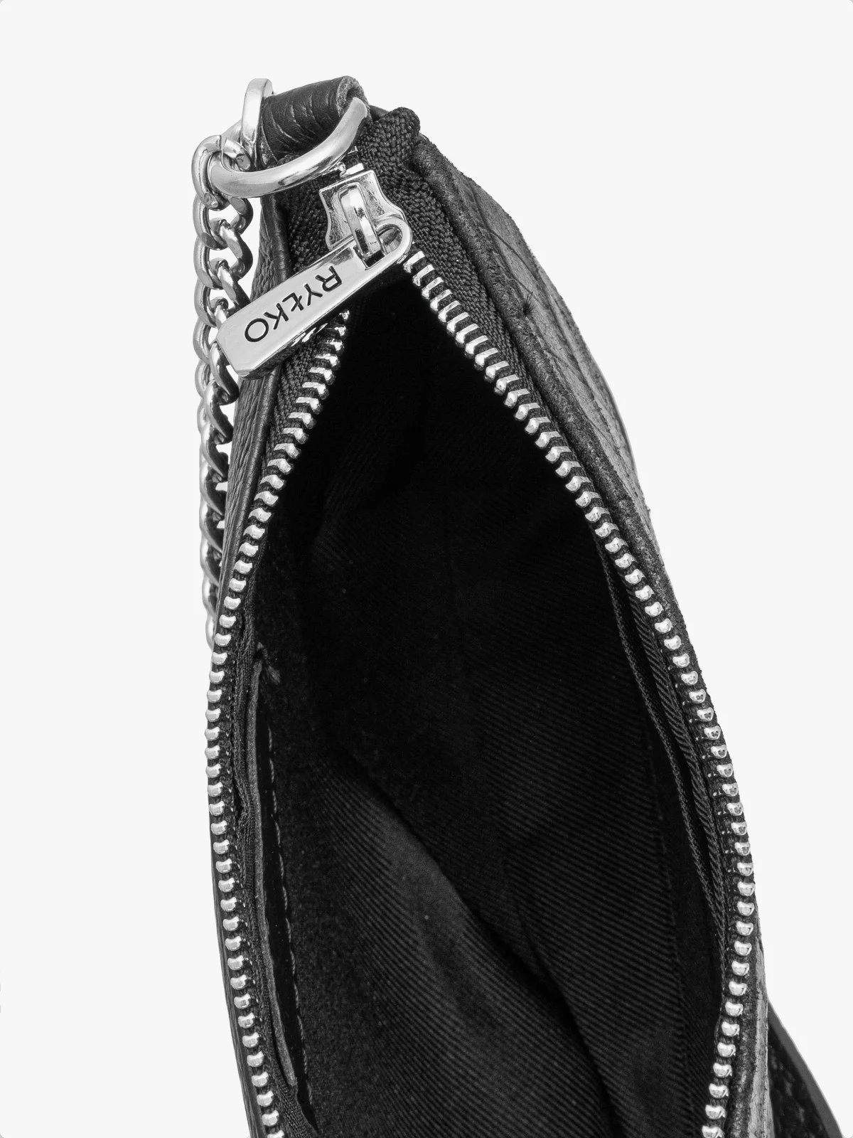 Czarna torebka w zwierzęcy deseń z łańcuszkiem