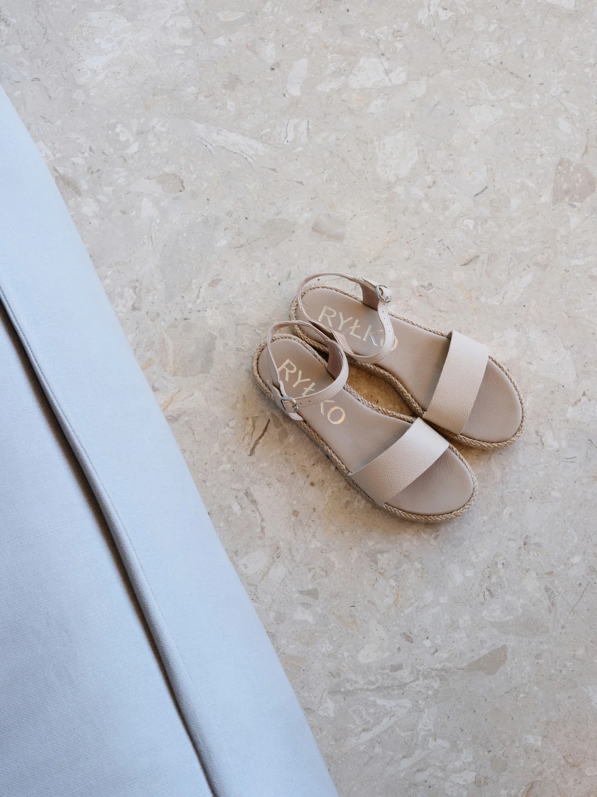 Beżowe sandały damskie