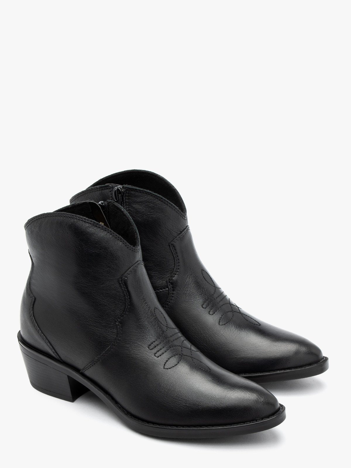 Czarne botki typu kowbojki z dekoracyjnym haftem