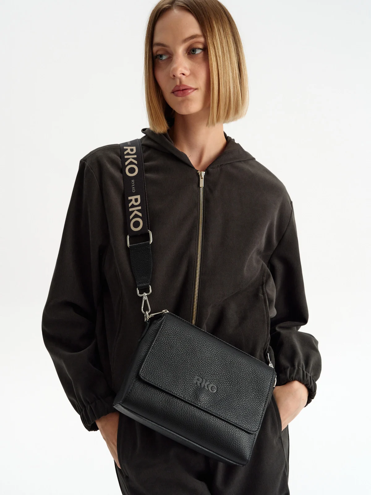 Czarna torebka damska z dekoracyjnym paskiem