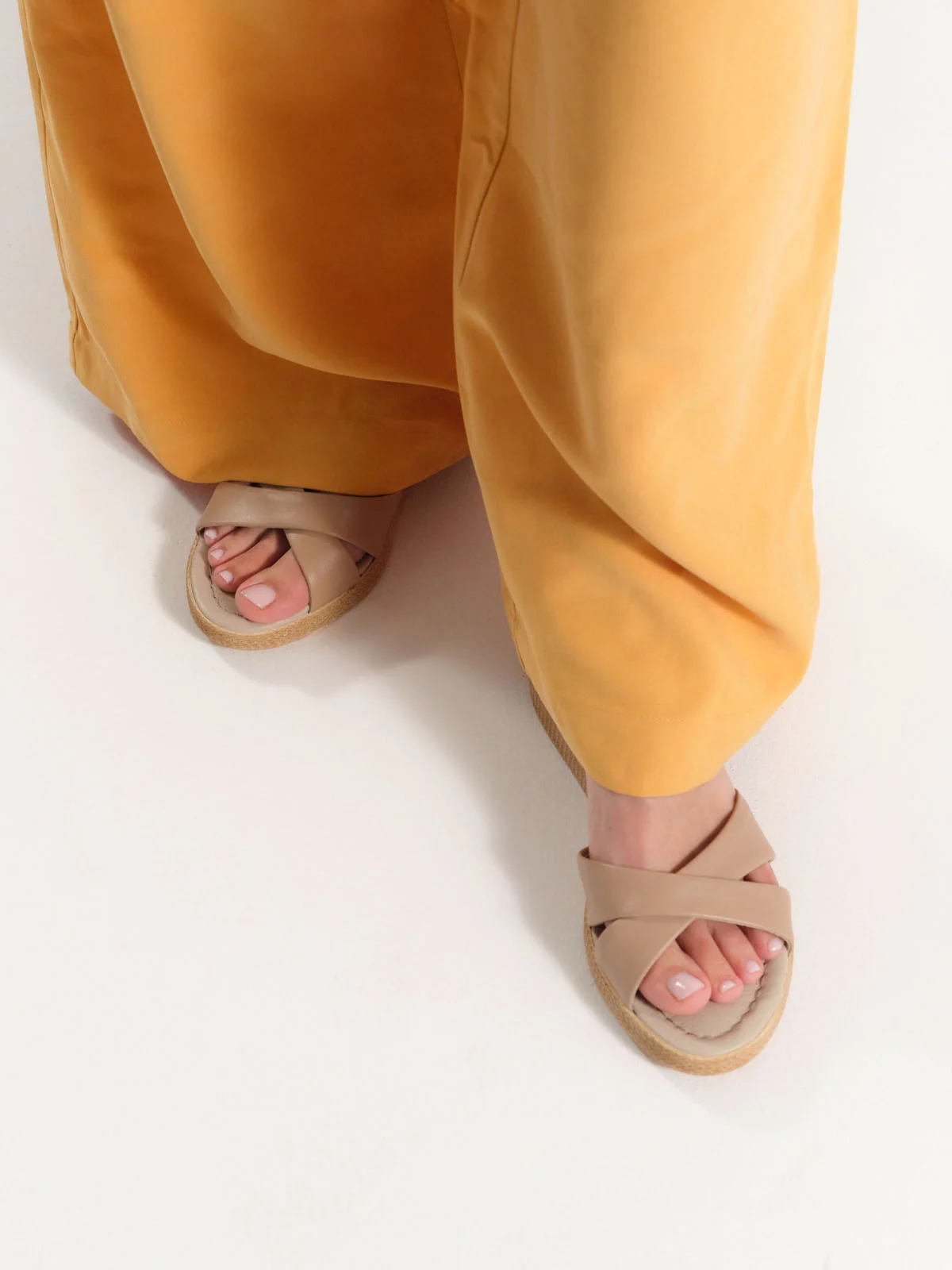 Beżowe sandały na niskiej platformie