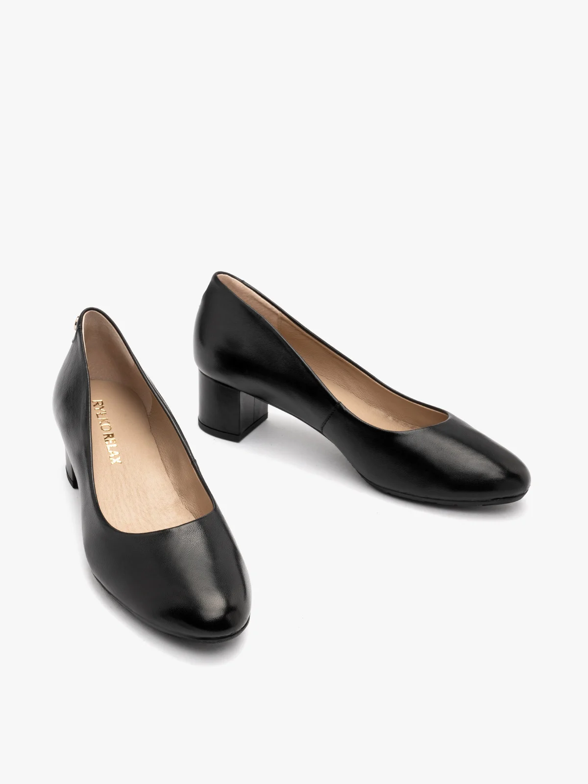 Czarne czółenka na niskim słupku