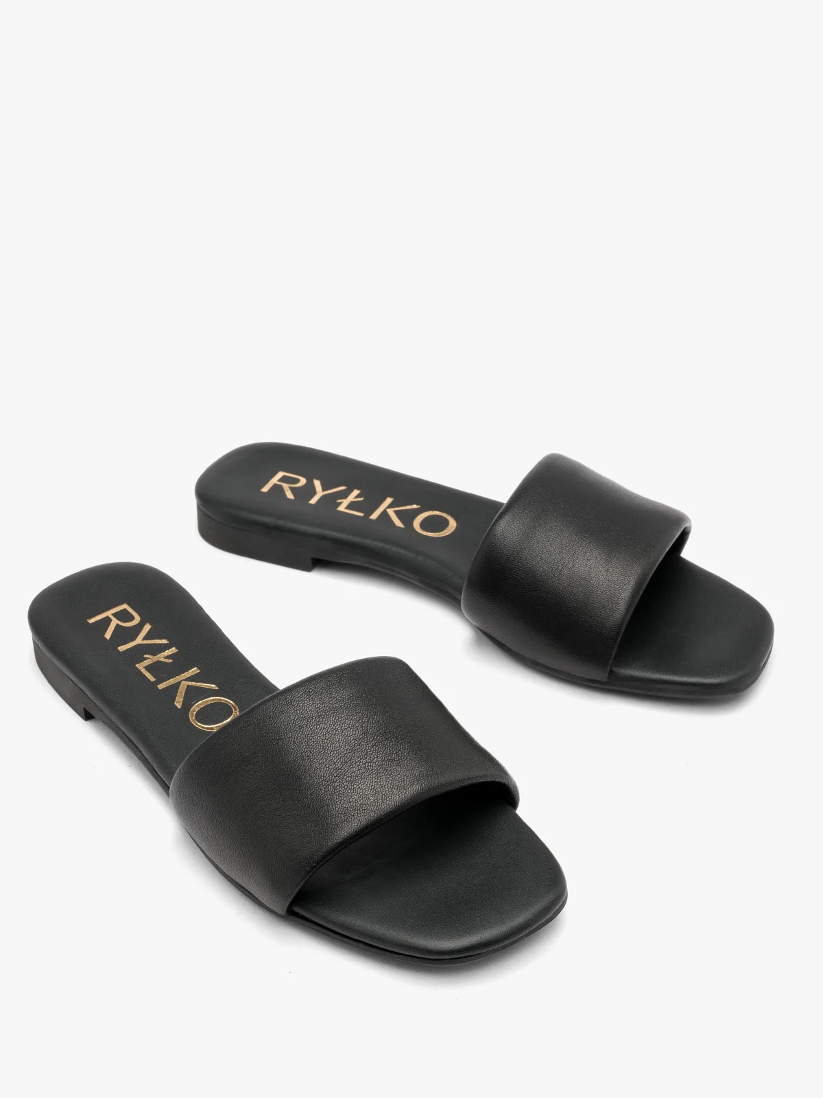 Czarne klapki damskie na płaskiej podeszwie