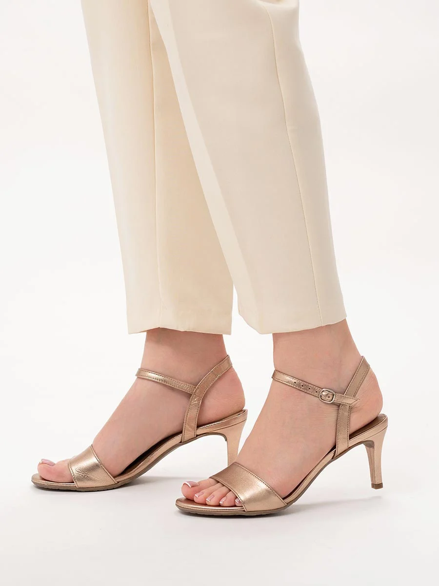 Platynowe sandały na szpilce