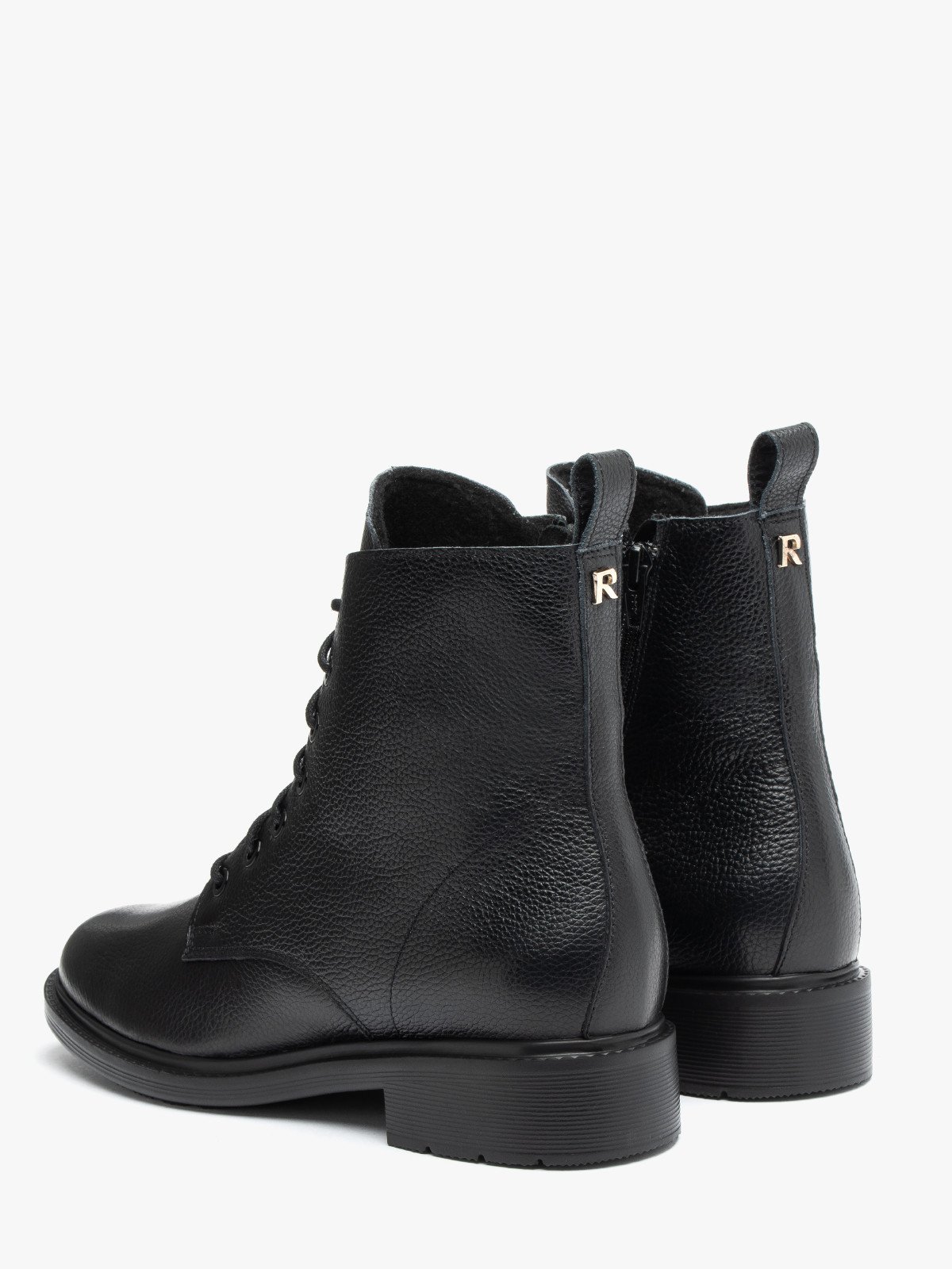 Czarne, sznurowane trzewiki na płaskim spodzie