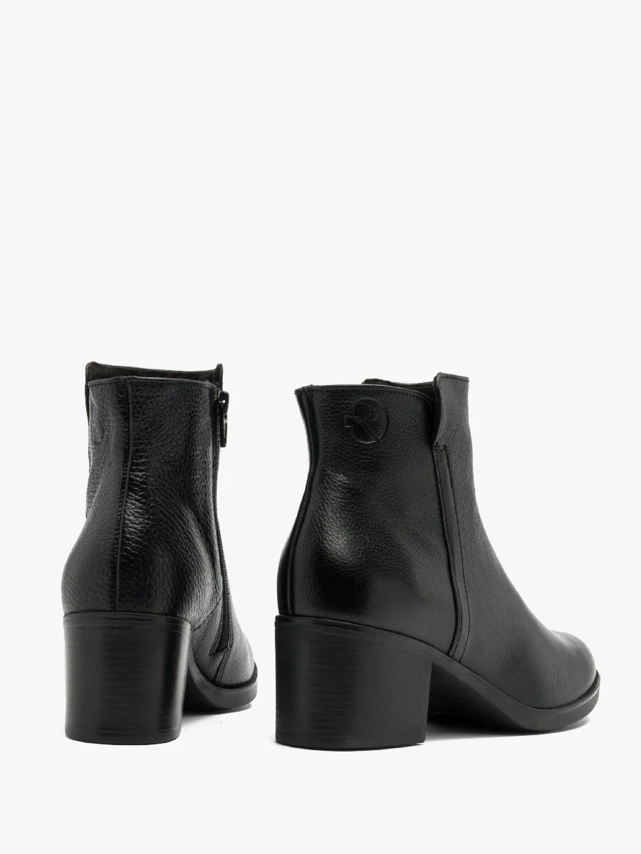 Czarne botki na obcasie