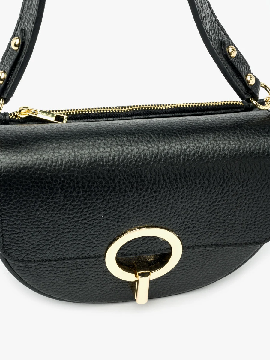 Mała czarna torebka ze złotymi detalami