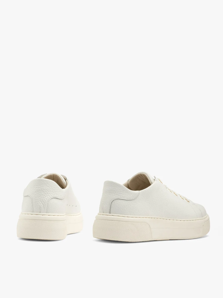 Białe półbuty sportowe ze złotymi detalami