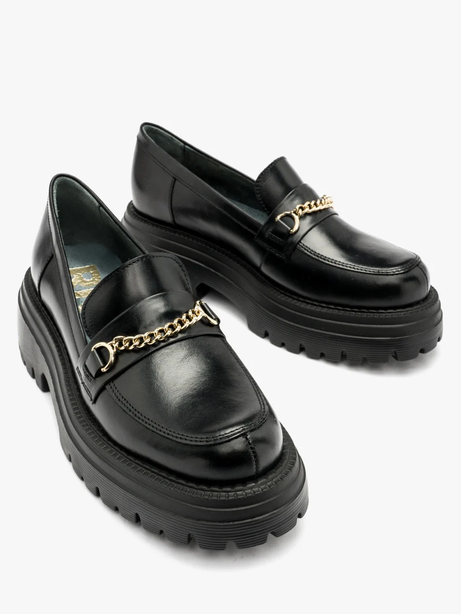 Czarne mokasyny ze złotym łańcuszkiem