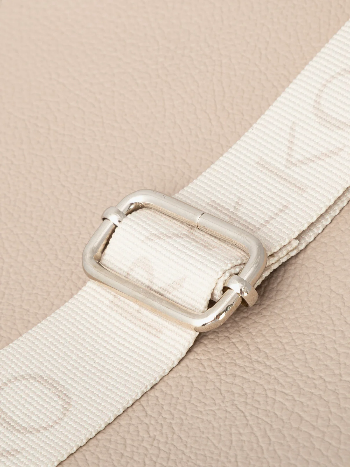 Beżowa torebka na szerokim pasku z taśmy