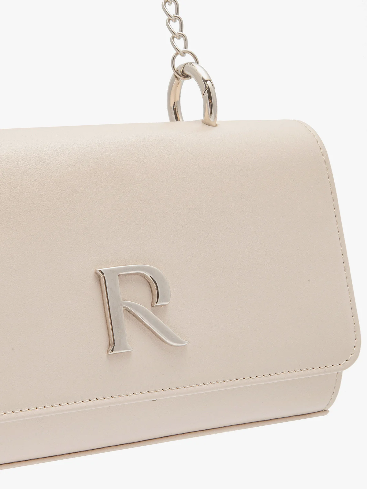 Beżowa torebka typu kopertówka na srebrnym łańcuszku
