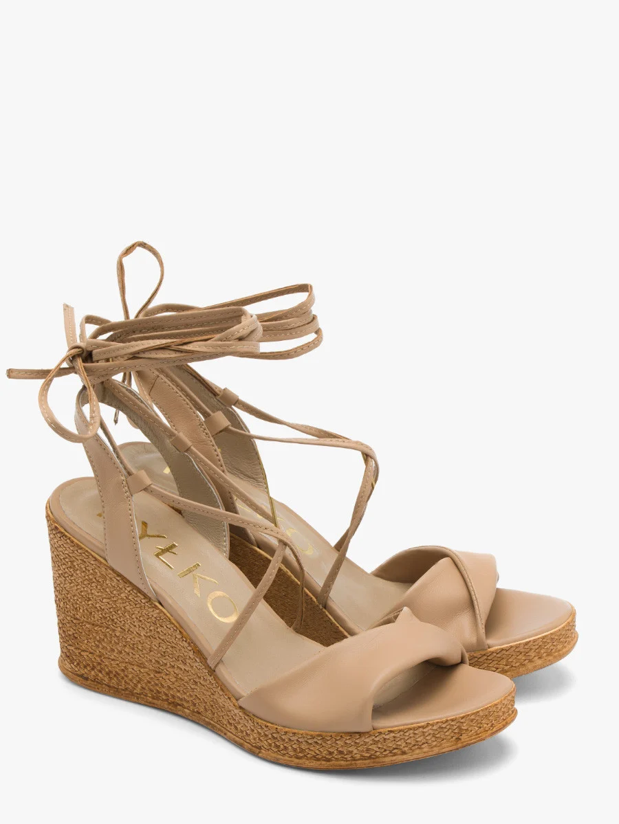 Beżowe sandały na wysokiej koturnie