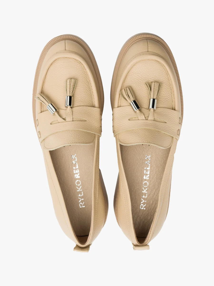 Beżowe mokasyny z ozdobnymi frędzlami