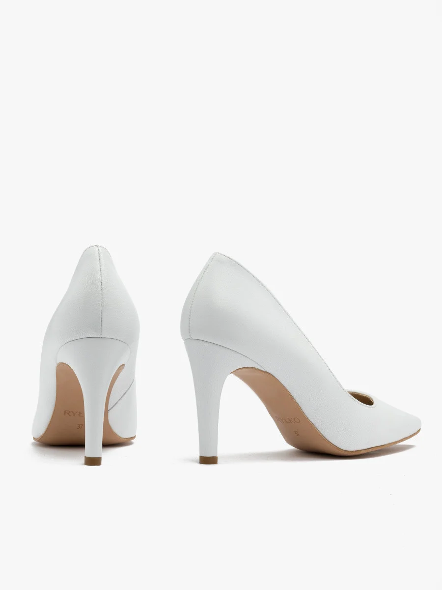 Białe czółenka na szpilce