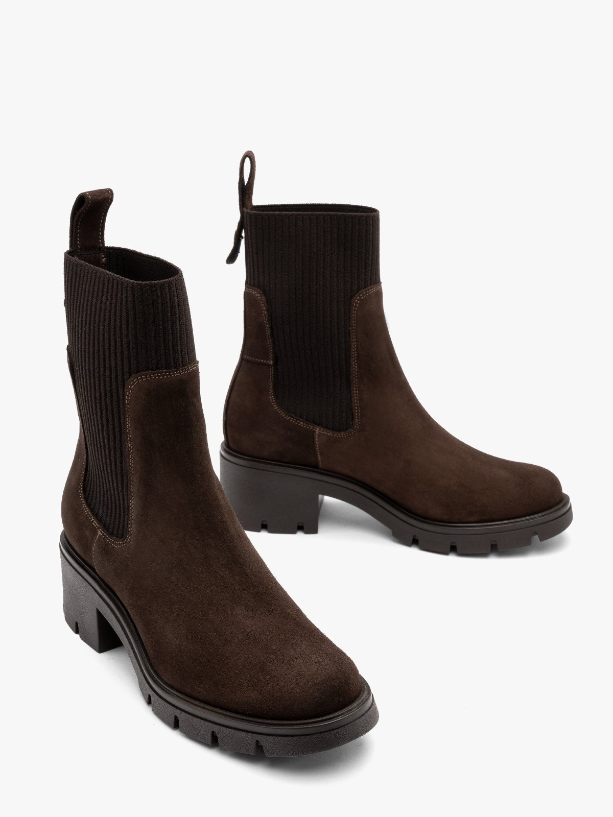 Brązowe, welurowe sztyblety z ozdobną gumą