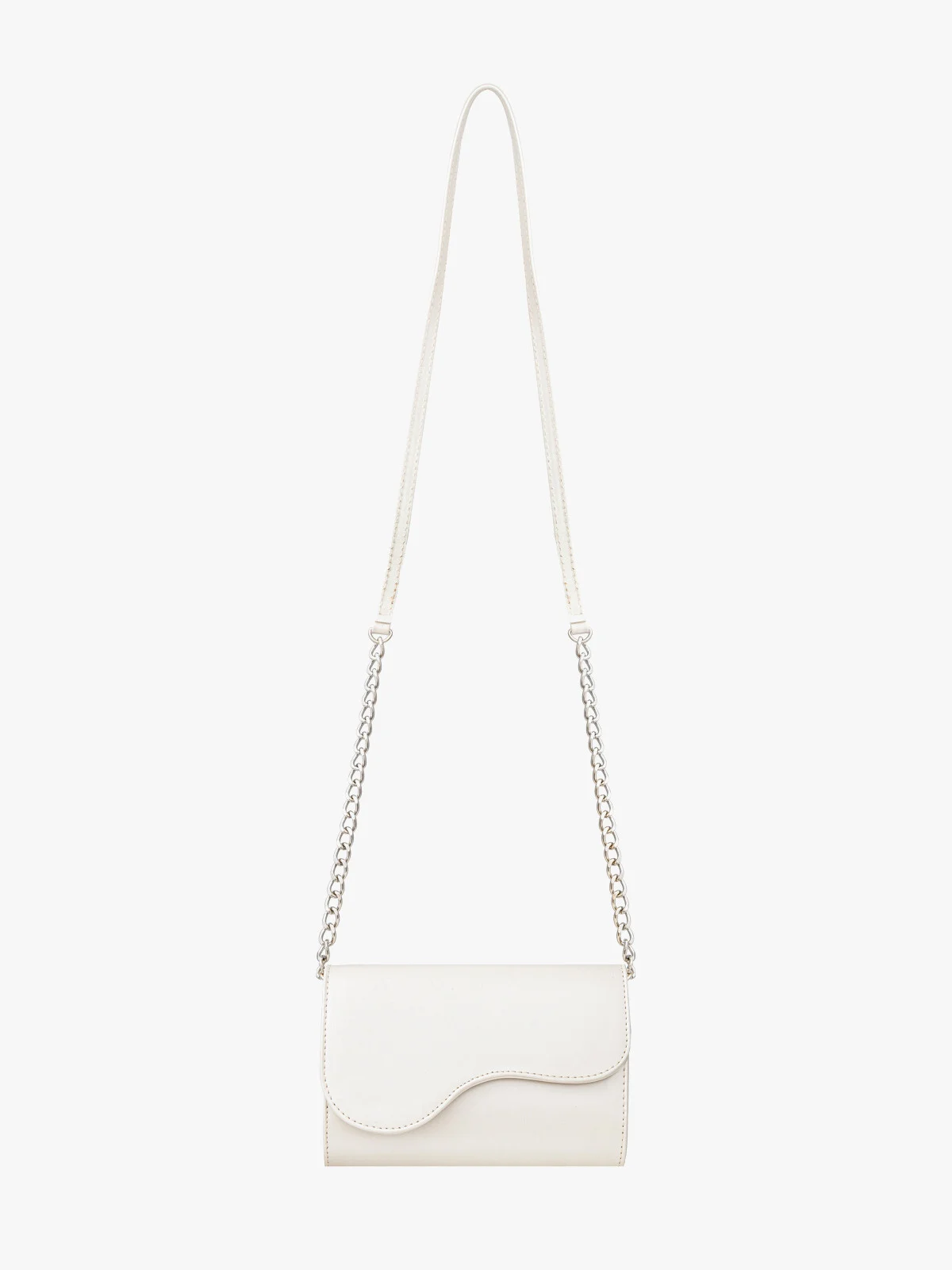 Perłowa torebka z ozdobną klapą