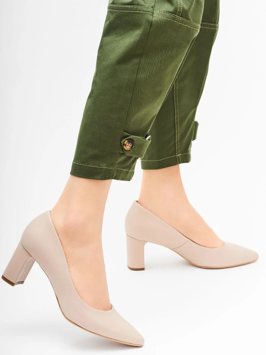 BEŻOWE CZÓŁENKA NA SŁUPKU