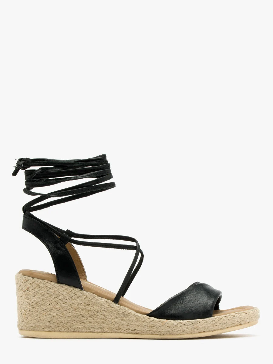 Czarne sandały na koturnie