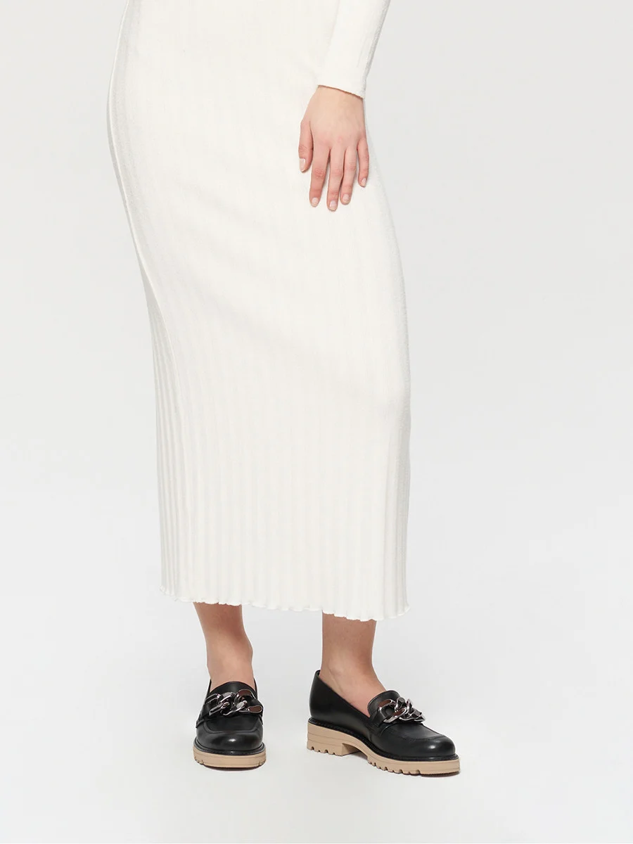 Czarne mokasyny na beżowym spodzie