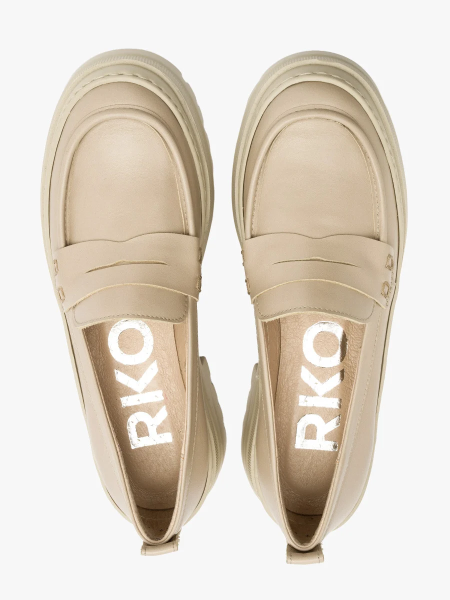 Beżowe mokasyny na masywnej podeszwie