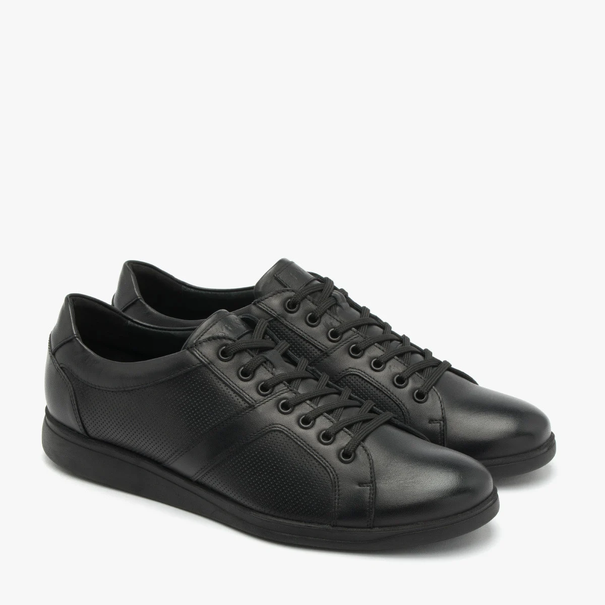 Czarne półbuty z ozdobną perforacją.