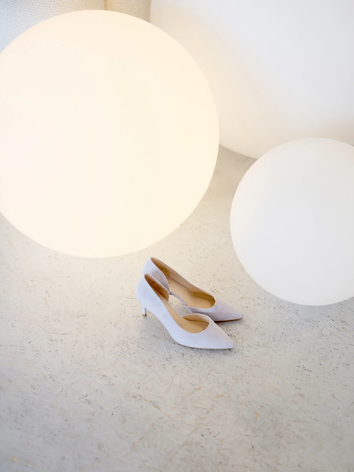 Niebieskie czółenka na szpilce z dekoracyjną cholewką