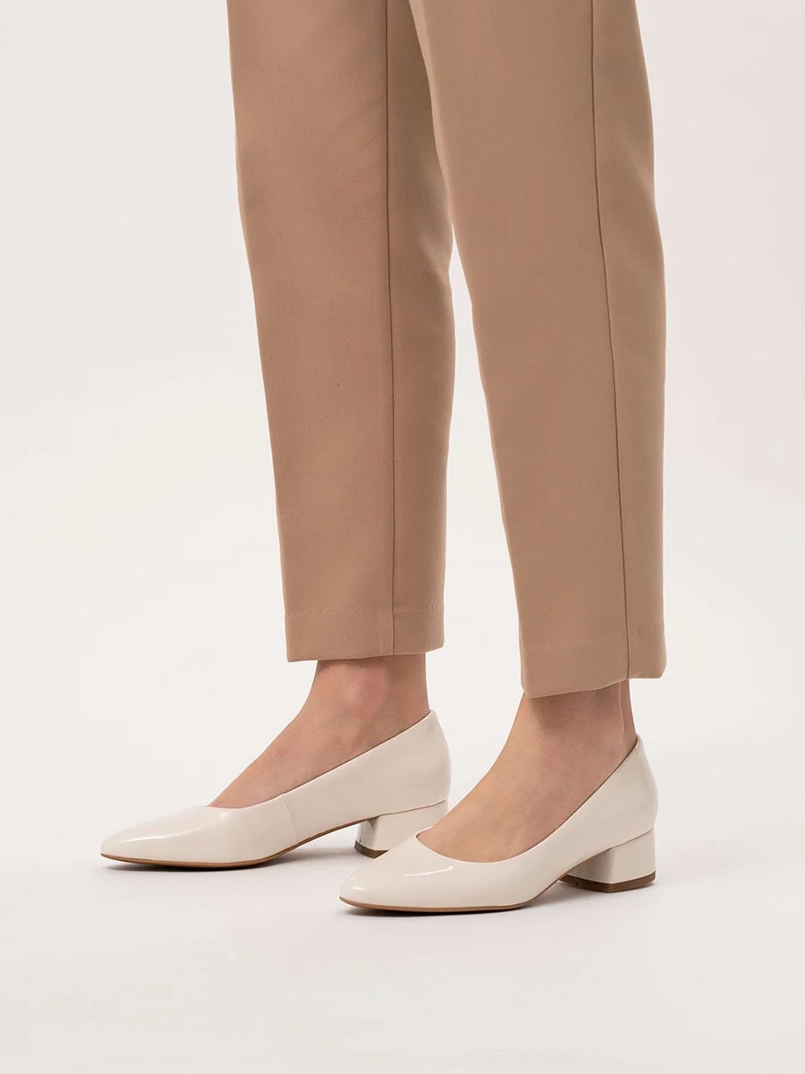 Lakierowane czółenka na niskim obcasie