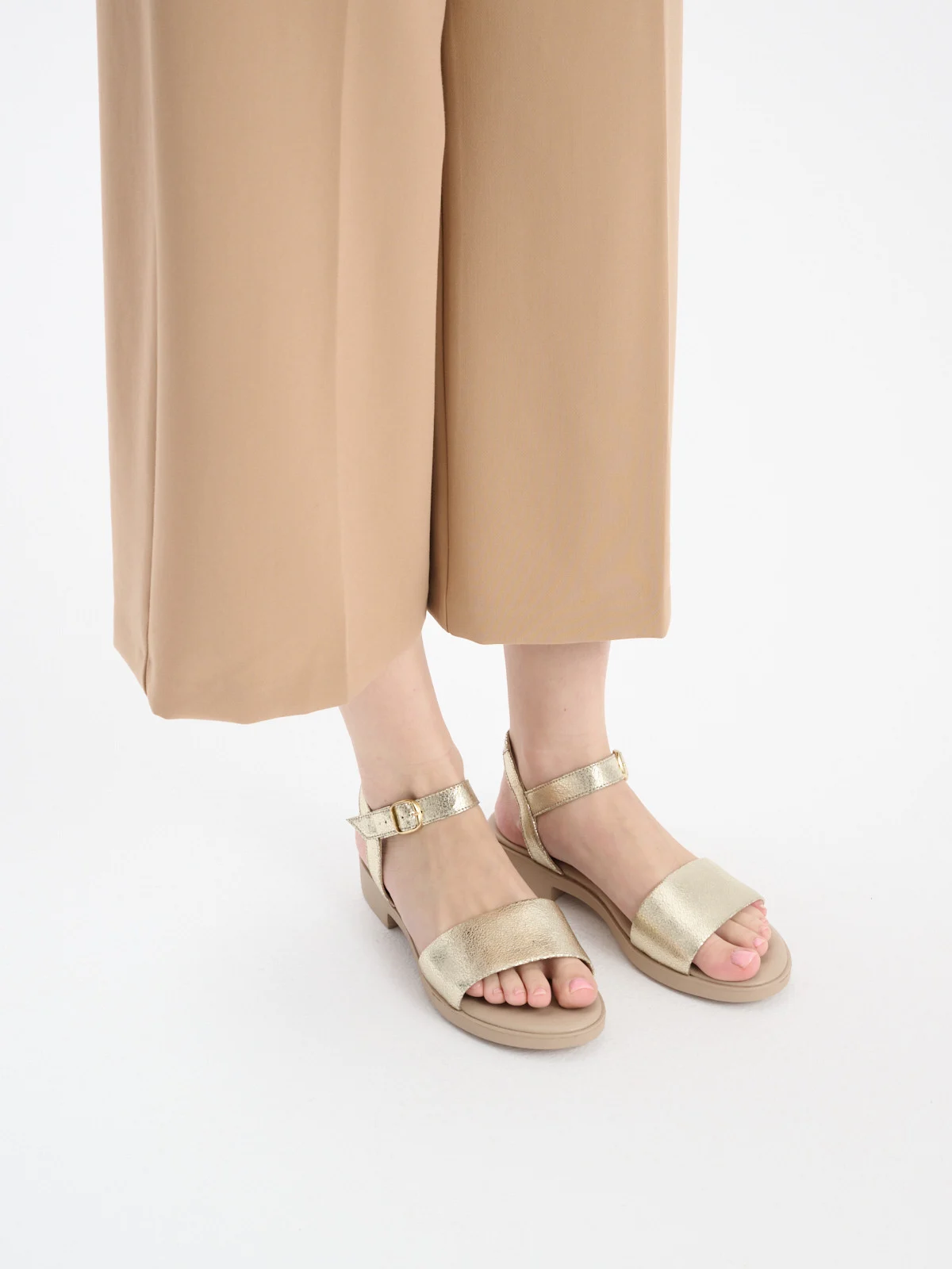 Złote sandały na lekkiej podeszwie