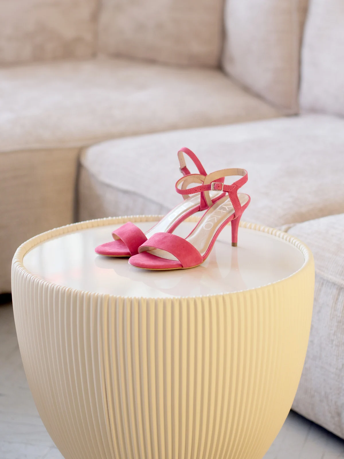 Sandały w kolorze fuksji na szpilce