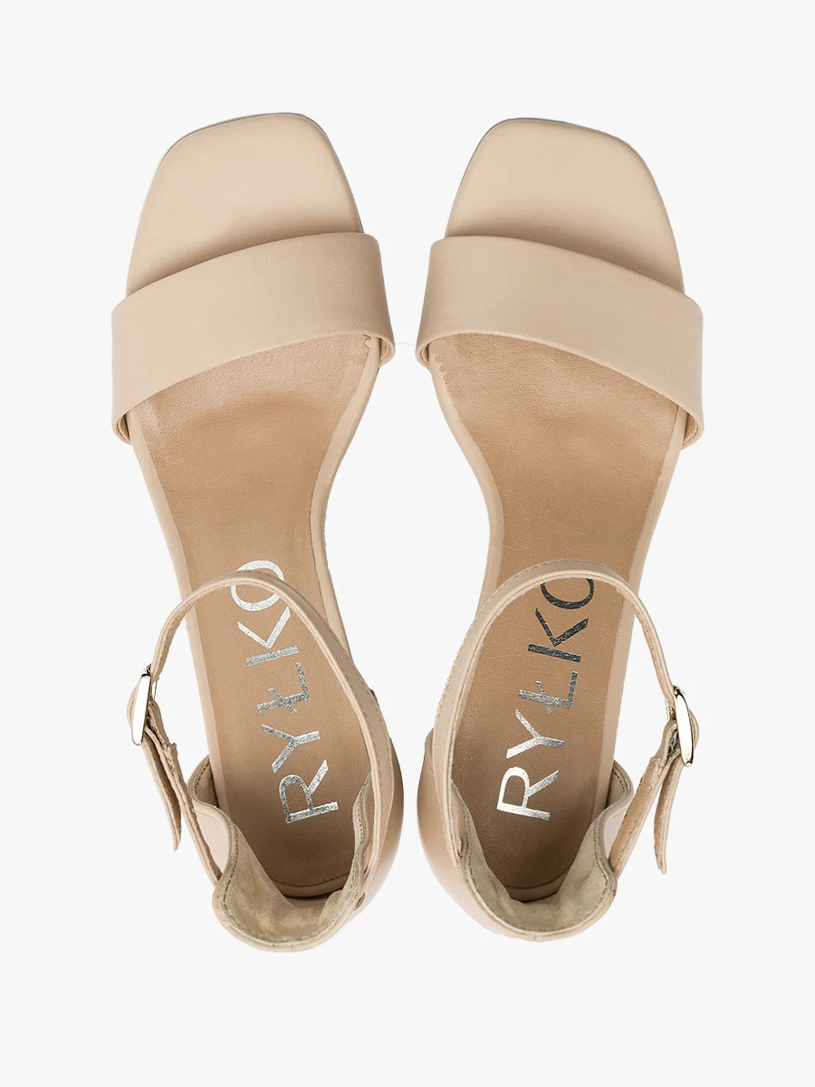 Beżowe sandały na słupku