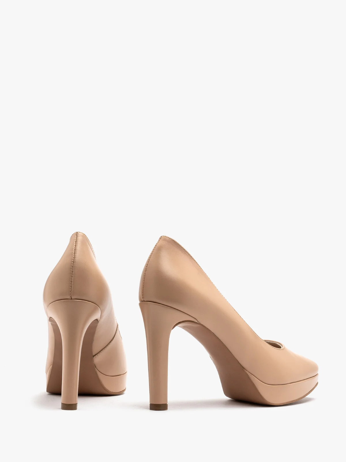 Beżowe czółenko na  wysokim obcasie oraz balu