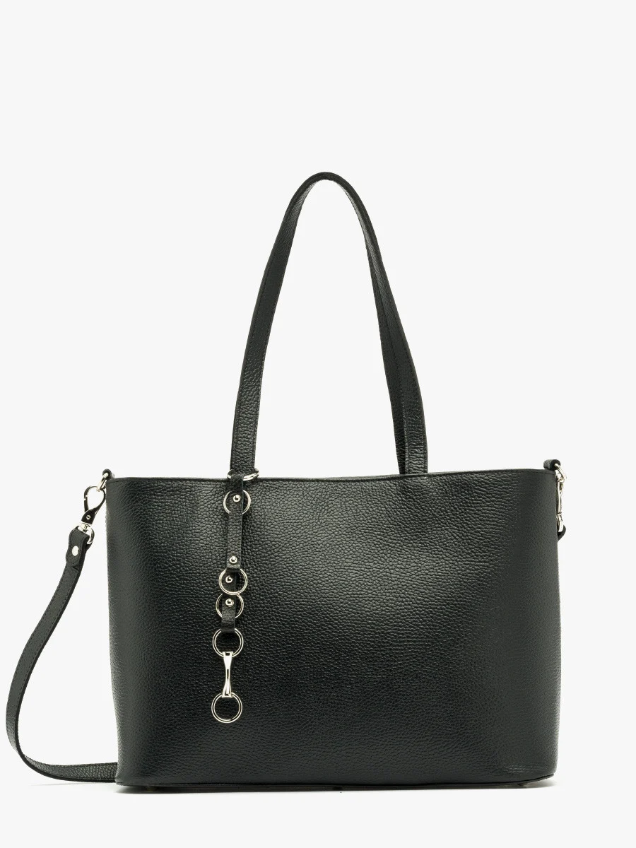 Czarna torebka z ozdobnym brelokiem