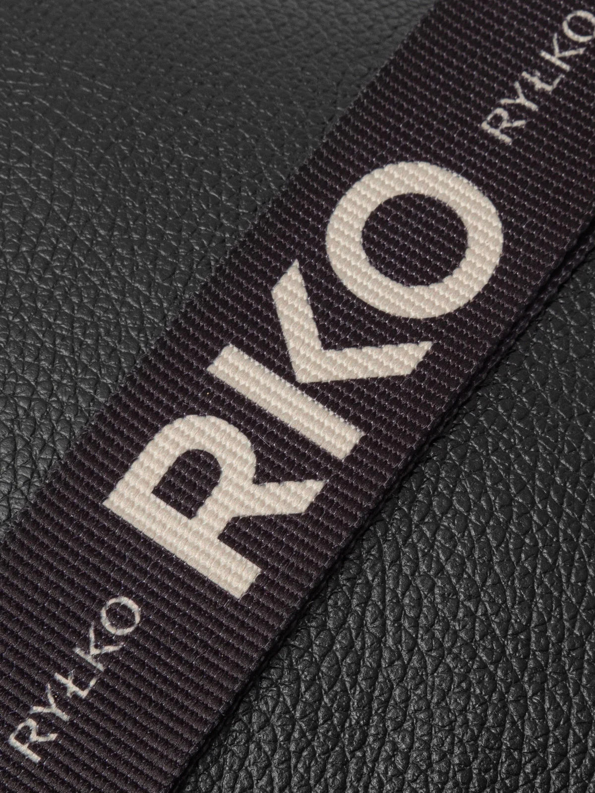 Czarna, kuferkowa torebka z rączką oraz paskiem na ramię z taśmy