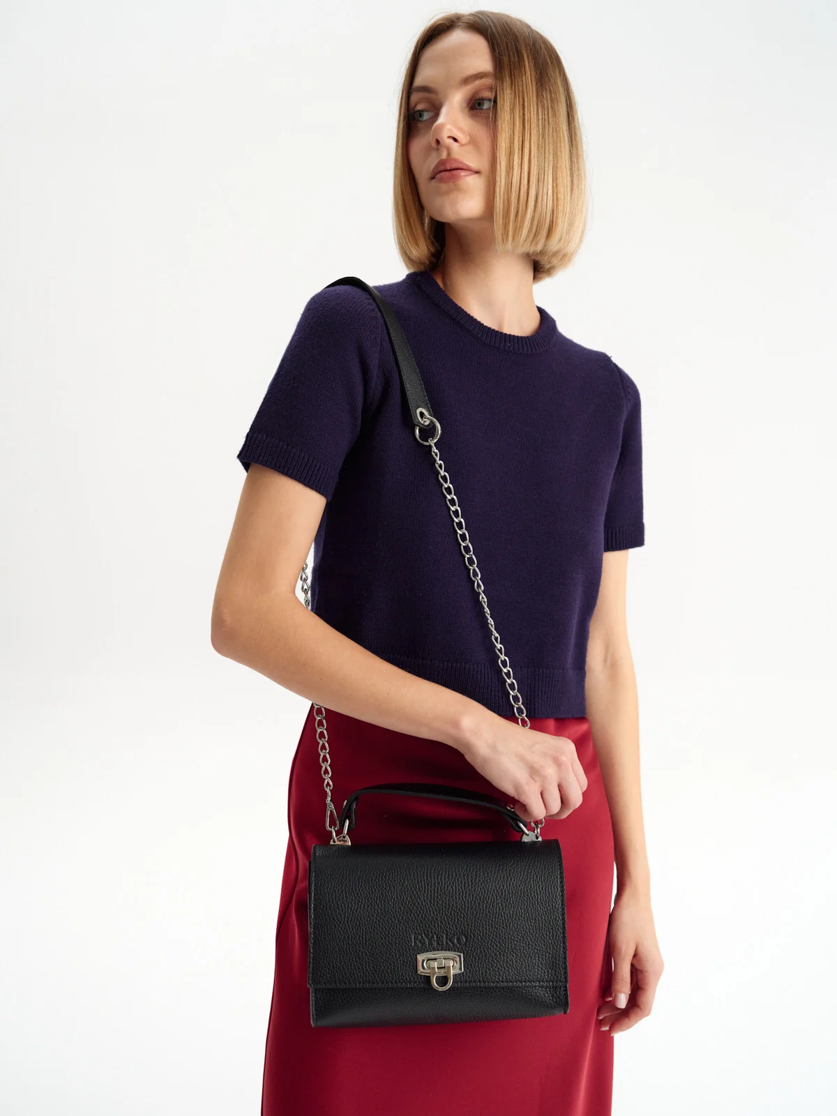 Elegancka, czarna torebka z łańcuszkiem oraz wygodną rączką