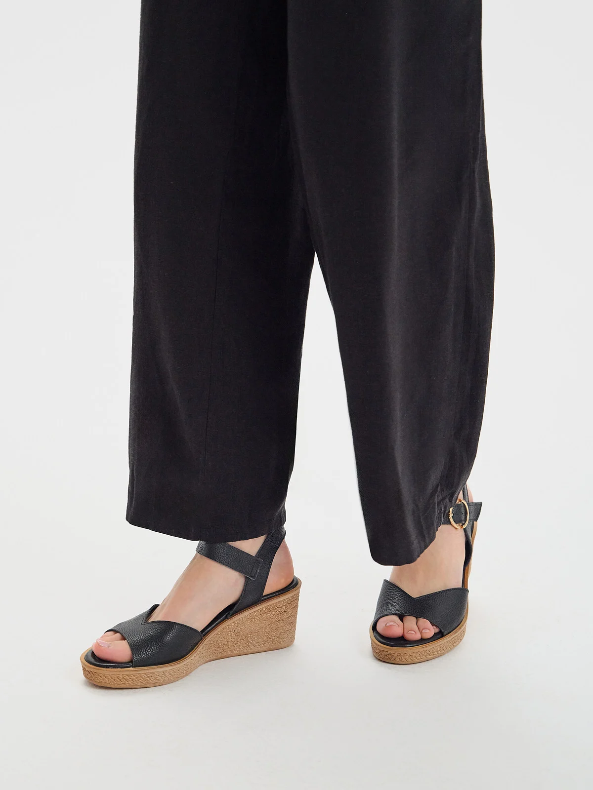 Czarne sandały na koturnie