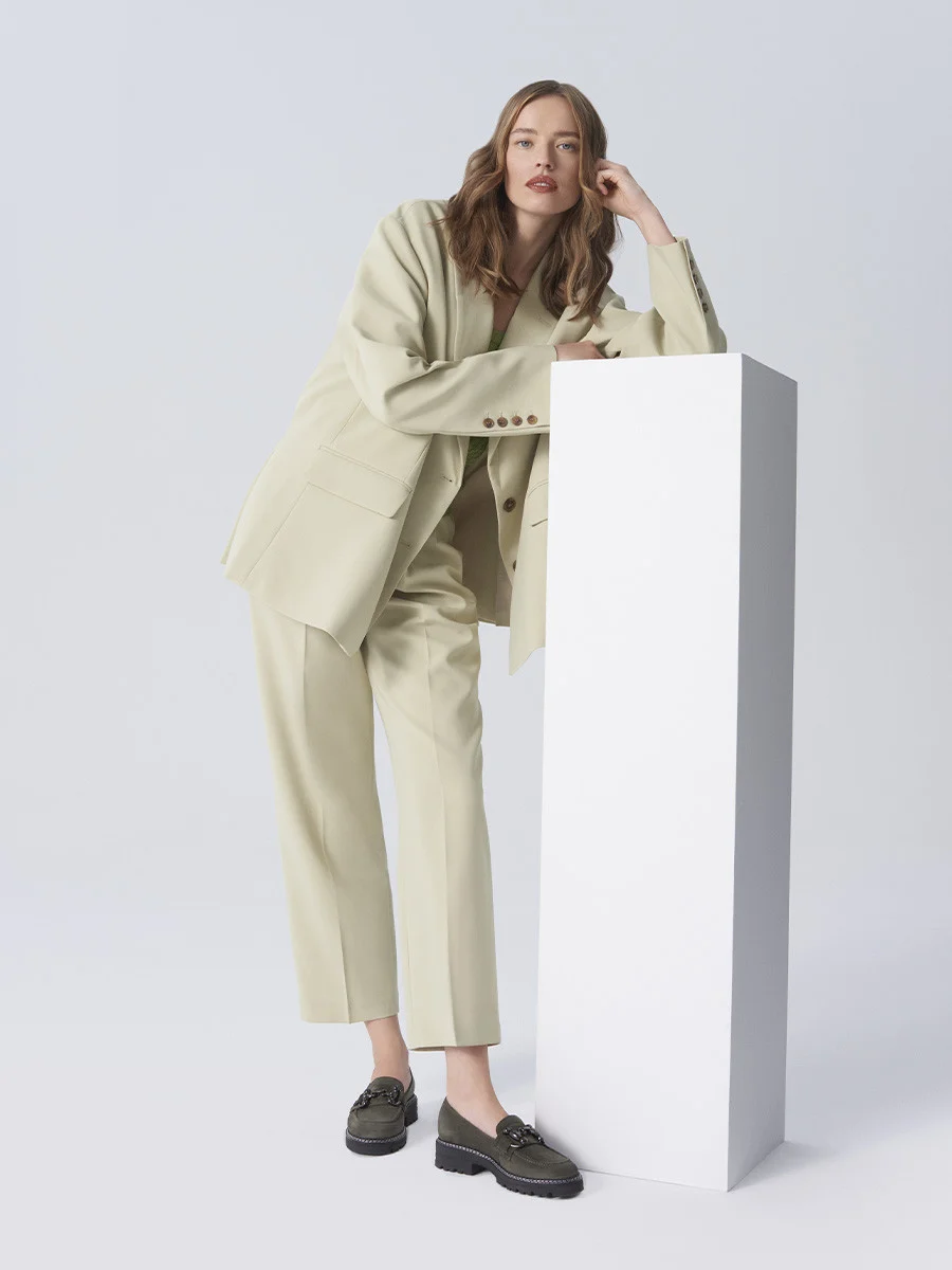 Mokasyny w kolorze khaki z ozdobą