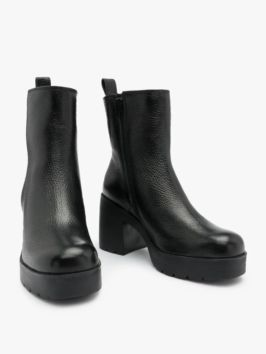 Czarne botki na masywnym obcasie