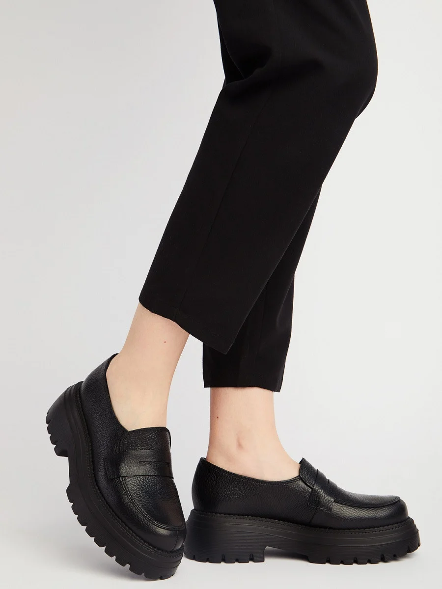 Czarne mokasyny na grubej podeszwie